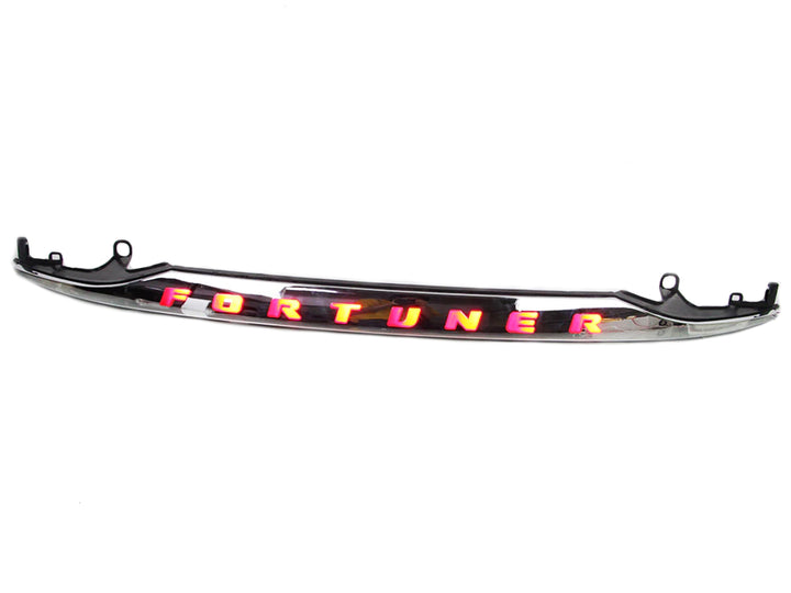 Plaquero Trasero Cromado con Luz Led para Toyota Fortuner 2017-2026