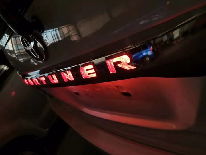 Plaquero Trasero Cromado con Luz Led para Toyota Fortuner 2017-2026