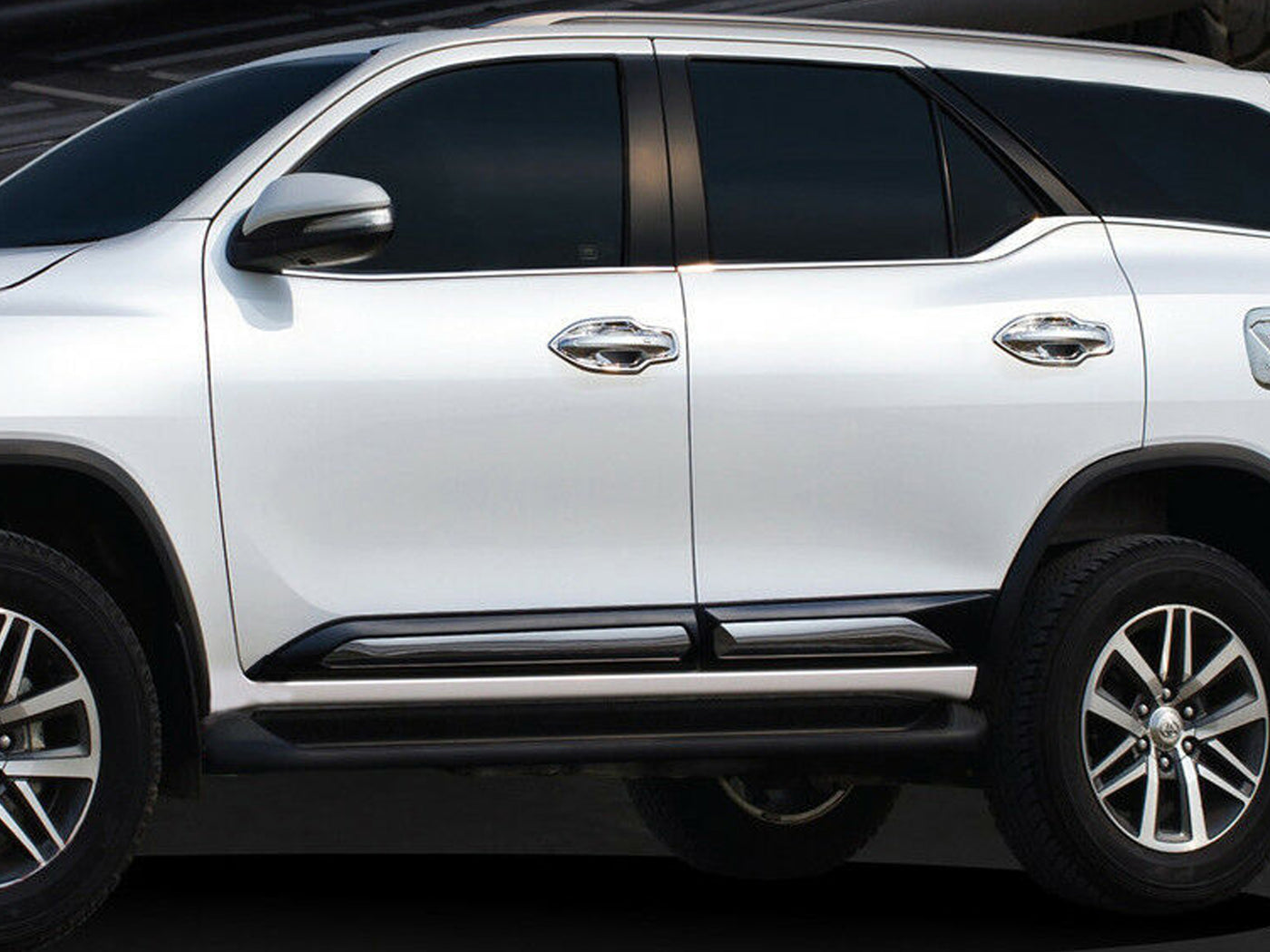 Boceles Laterales de Puertas Negro y Cromado para Toyota Fortuner 2017-2024