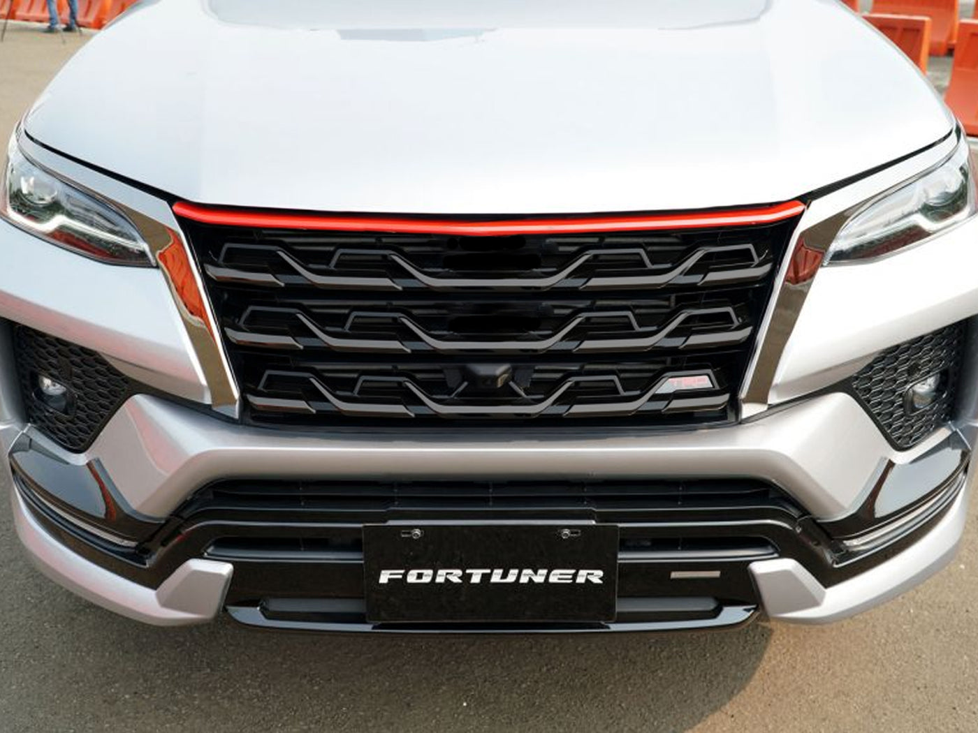 Persiana de Lujo TRD para Toyota Fortuner 2021-2025