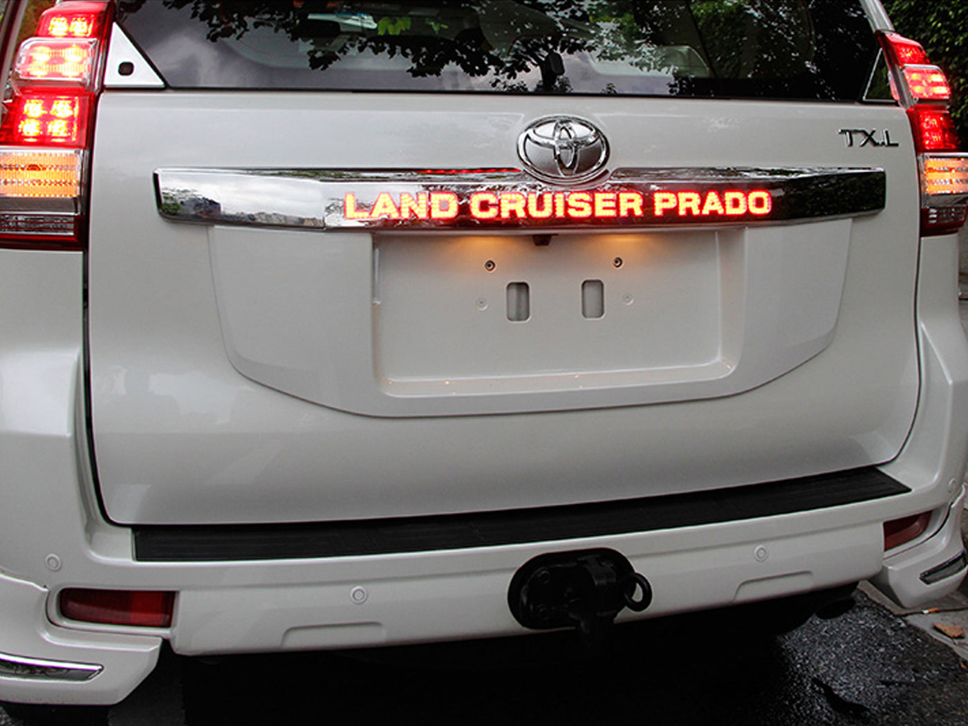 Plaquero Trasero Cromado con Luz Led para Toyota Prado 2014-2017