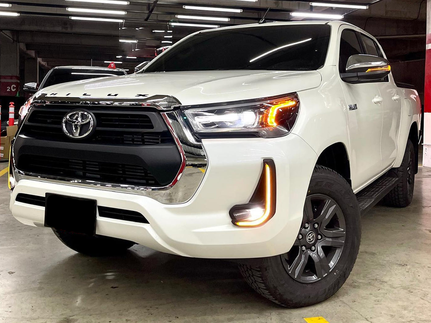 Persiana de Lujo Cromada para Toyota Hilux 2021-2025